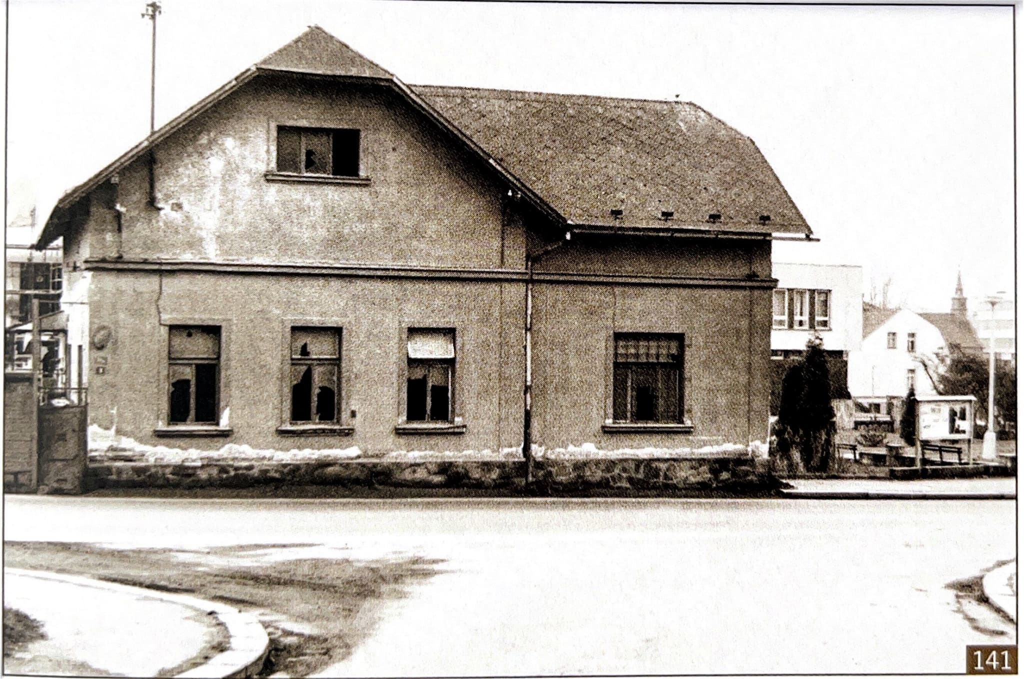 RAUPACHŮV DŮM V POZADÍ NOVÝ KULTURNÍ DŮM